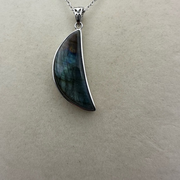 Beautiful Blue and Rainbow Flash Moon Shaped Labradorite Pendant Necklace - Picture 3 of 13